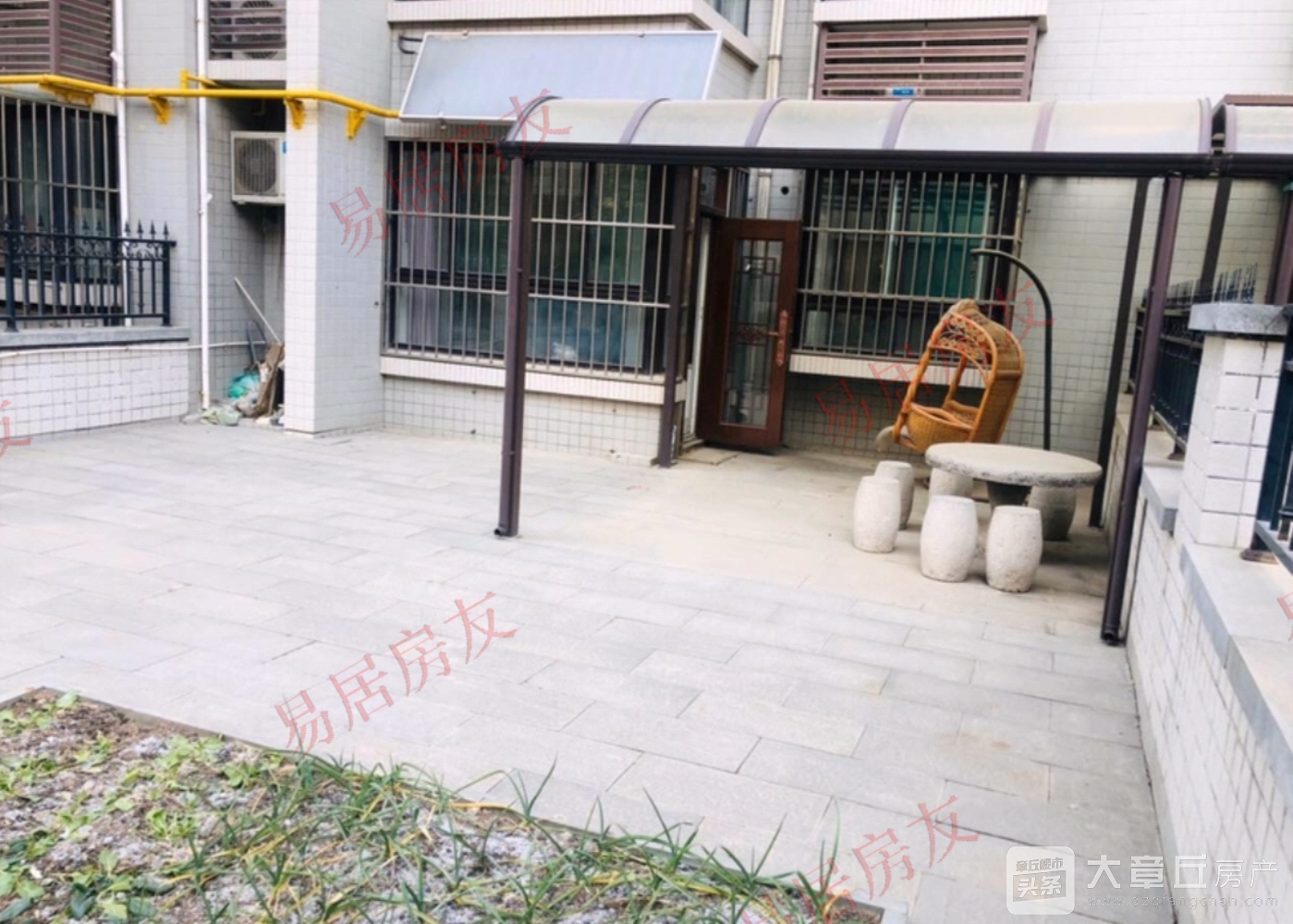 市中心一楼带院子70平方，120平方三室，带配套房，看房方便。